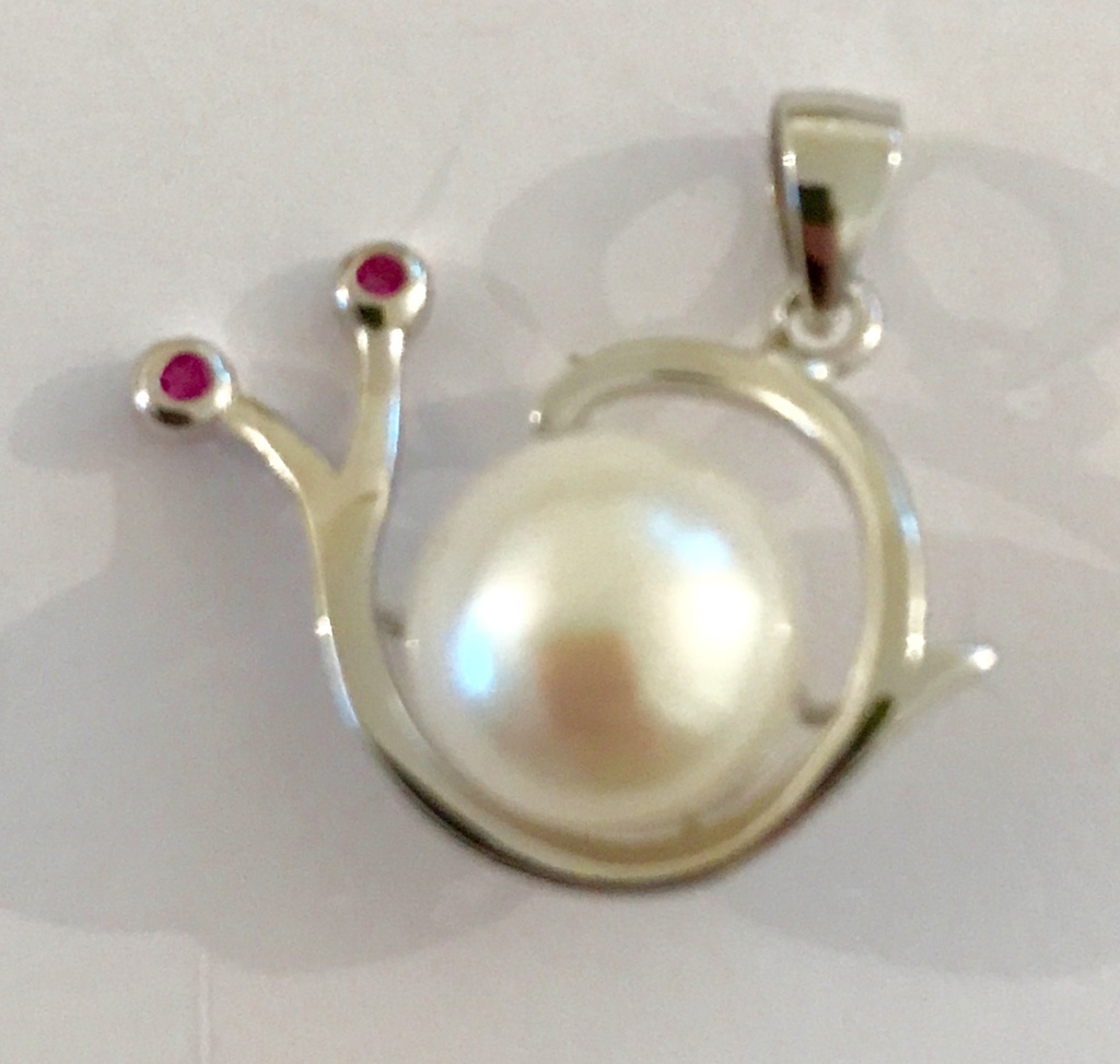 Přívěsek z rhodiovaného stříbra  perla Šnek