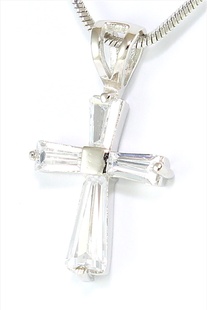 Stříbrný přívěšek křišťálový Kříž